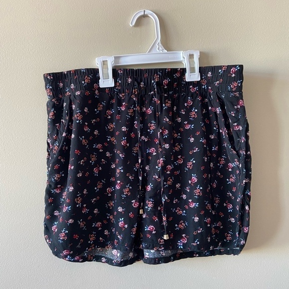 ⭐️2 FOR $20⭐️ Studio Floral Detail Shorts Size Small. EUC - Picture 6 of 9